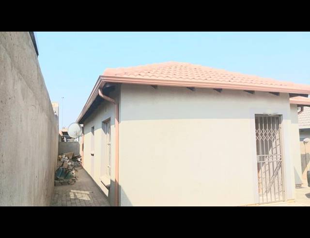 3 BEDROOM HOUSE FOR SALE IN CLAYVILLE